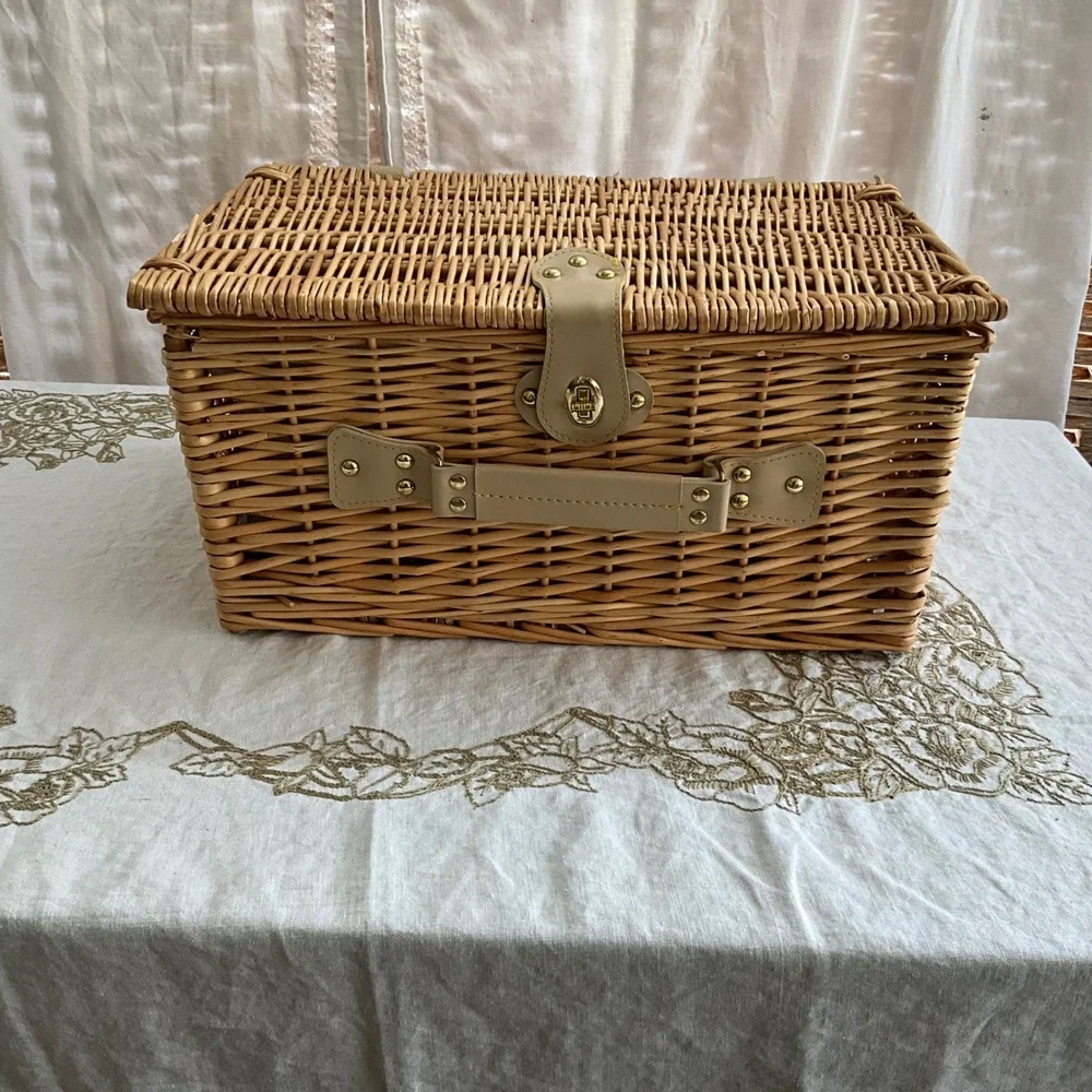NWOB Woven Wicker Picnic Basket Insulated Cooler 4 Person Service Yellow Floral
